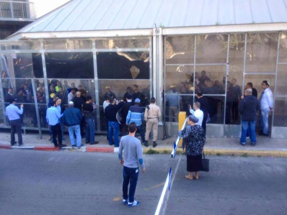 الرملة: اعتقال شابتين عربيتيتن بتهمة طعنهما حارسا اسرائيليا صورة رقم 6 الرملة: اعتقال شابتين عربيتيتن بتهمة طعنهما حارسا اسرائيليا صورة رقم 6