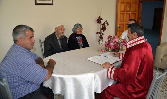 اجمل قصة حب في عيد العشاق: مصطفى (92 عاما) يتزوج اخيرا من حبيبته دوندو (95 عاما)! صورة رقم 4