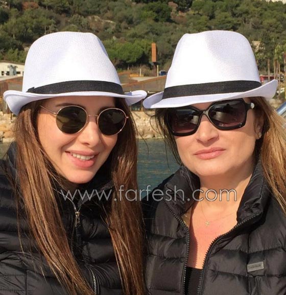 صور نانسي عجرم في البحر مع زوجها والأصدقاء  صورة رقم 1