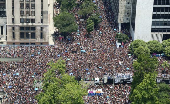 كرنفال البرازيل يحمل للعالم قنبلة موقوتة.. تنفجر بطرق شتى منها اللعاب صورة رقم 15