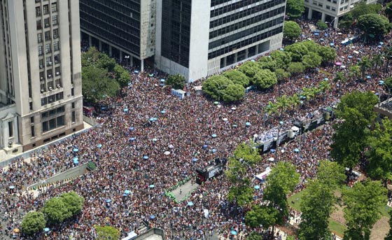 كرنفال البرازيل يحمل للعالم قنبلة موقوتة.. تنفجر بطرق شتى منها اللعاب صورة رقم 16
