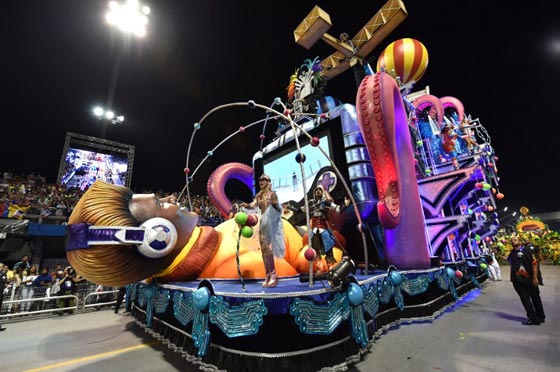 كرنفال البرازيل يحمل للعالم قنبلة موقوتة.. تنفجر بطرق شتى منها اللعاب صورة رقم 24