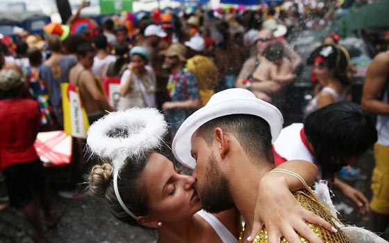 كرنفال البرازيل يحمل للعالم قنبلة موقوتة.. تنفجر بطرق شتى منها اللعاب صورة رقم 4