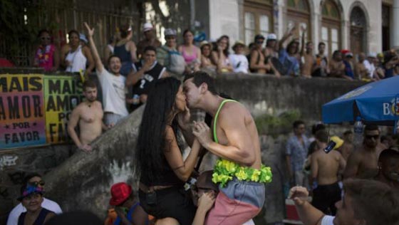 كرنفال البرازيل يحمل للعالم قنبلة موقوتة.. تنفجر بطرق شتى منها اللعاب صورة رقم 2