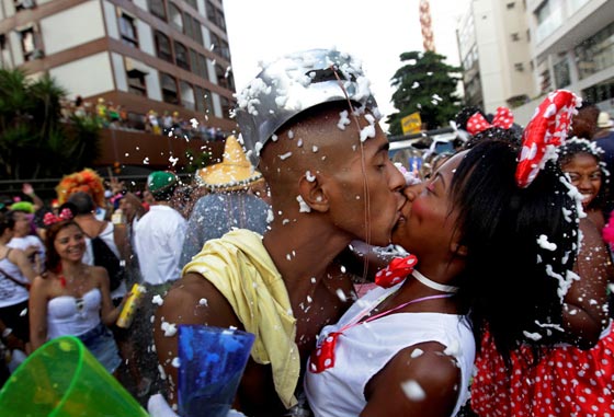 كرنفال البرازيل يحمل للعالم قنبلة موقوتة.. تنفجر بطرق شتى منها اللعاب صورة رقم 1