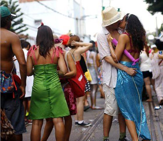 كرنفال البرازيل يحمل للعالم قنبلة موقوتة.. تنفجر بطرق شتى منها اللعاب صورة رقم 5