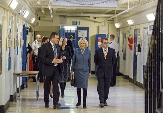 مجرم يصمم ديكور زوجة الامير تشارلز.. بدعوة منها صورة رقم 3