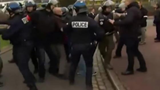 فرنسيون ينتفضون ضد المهاجرين.. شاهد اشتباكات مريعة صورة رقم 1