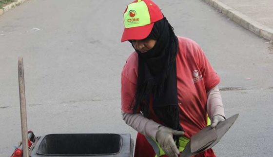 صفية تنظف شوارع مدينتها بدافع مبدأ الاسلام النظافة من الايمان صورة رقم 4