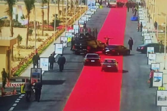 السيسي يطالب المصريين بالتقشف وسيارته تمشي على سجاد احمر فاخر صورة رقم 2