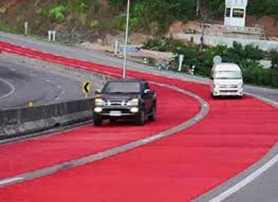 السيسي يطالب المصريين بالتقشف وسيارته تمشي على سجاد احمر فاخر صورة رقم 3