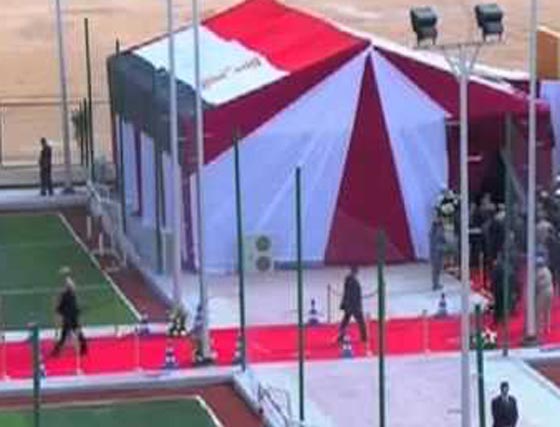 السيسي يطالب المصريين بالتقشف وسيارته تمشي على سجاد احمر فاخر صورة رقم 4