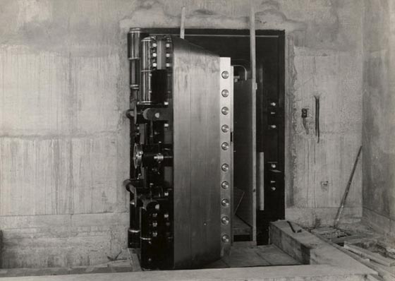 حكاية الابواب بدأت قبل 5 الاف عام ووصلت الى خزانات البنوك صورة رقم 3