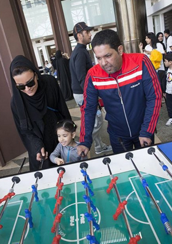 بالفيديو من قطر.. الامير يلعب الكرة مع الاطفال وشيخته تمارس الغولف صورة رقم 2
