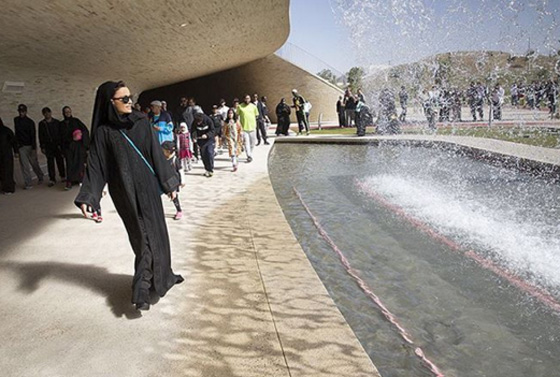 بالفيديو من قطر.. الامير يلعب الكرة مع الاطفال وشيخته تمارس الغولف صورة رقم 3