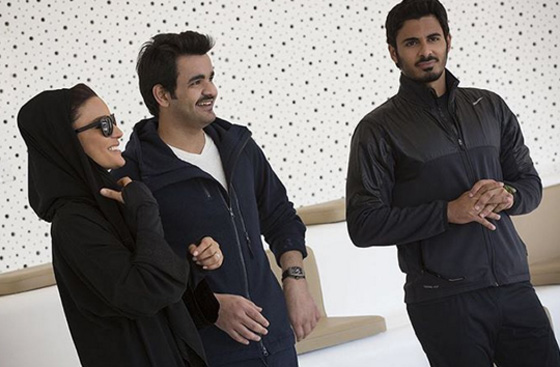 بالفيديو من قطر.. الامير يلعب الكرة مع الاطفال وشيخته تمارس الغولف صورة رقم 4