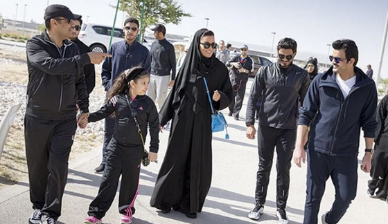 بالفيديو من قطر.. الامير يلعب الكرة مع الاطفال وشيخته تمارس الغولف صورة رقم 5