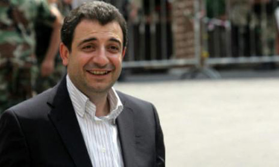 لبنانيون يسخرون من وزير الصحة لمطالبته بتخفيف البوس الا عند الضرورة صورة رقم 1