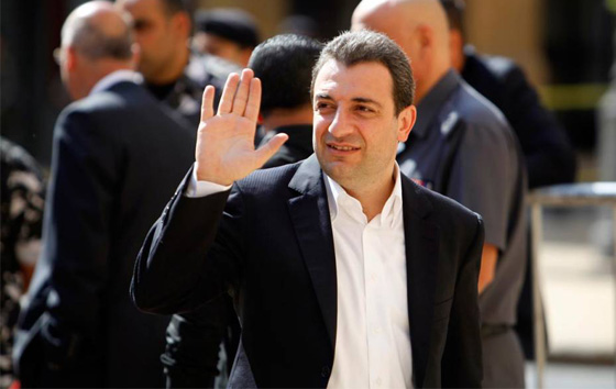 لبنانيون يسخرون من وزير الصحة لمطالبته بتخفيف البوس الا عند الضرورة صورة رقم 3