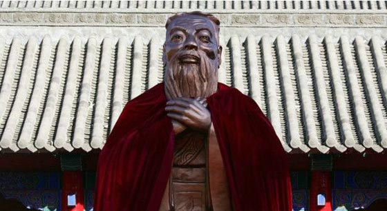 شاب صيني يسجد لوالديه العجوزين برا بهما يثير ردود فعل متباينة صورة رقم 3