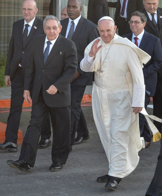  لقاء تاريخي.. بابا الفاتيكان وبطريرك روسيا يدعوان لتوحيد الكلمة في مواجهة الارهاب صورة رقم 2