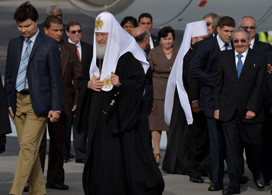  لقاء تاريخي.. بابا الفاتيكان وبطريرك روسيا يدعوان لتوحيد الكلمة في مواجهة الارهاب صورة رقم 4