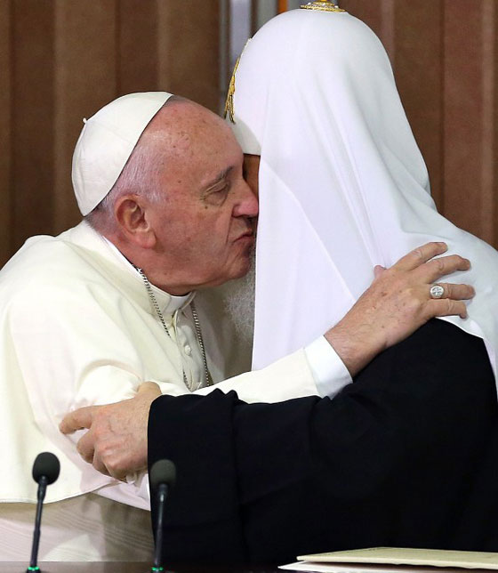  لقاء تاريخي.. بابا الفاتيكان وبطريرك روسيا يدعوان لتوحيد الكلمة في مواجهة الارهاب صورة رقم 10