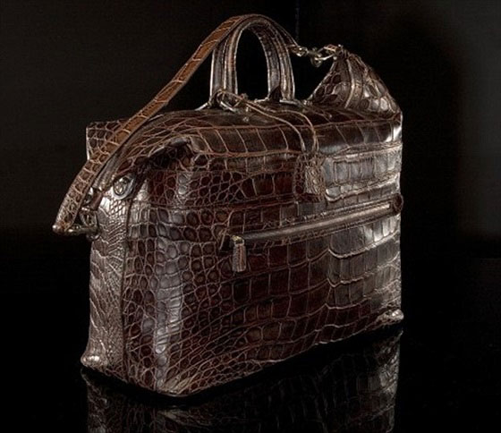 هدايا الاغنياء في عيد الحب.. حمالة صدر وحقيبة وعلبة شوكولاتة بالملايين صورة رقم 2