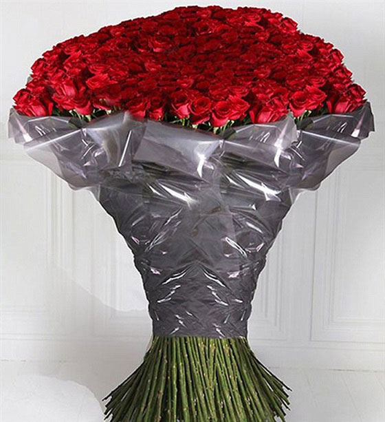 هدايا الاغنياء في عيد الحب.. حمالة صدر وحقيبة وعلبة شوكولاتة بالملايين صورة رقم 12