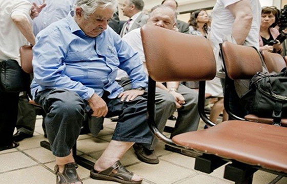 الرئيس الغواتيمالي يفي بوعده لناخبيه ويتبرع بنصف راتبه للفقراء!! صورة رقم 3