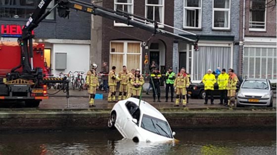 شبان شجعان ينقذون امرأة وابنتها من الغرق في هولندا.. فيديو صورة رقم 2