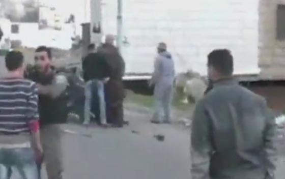 فيديو مؤلم يظهر اعتداء الجنود الاسرائيليين على فلسطيني مقعد صورة رقم 4