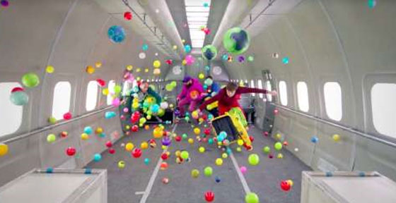 فيديو طريف.. اعضاء فريق Ok Go  يسيرون في الجو وسط انعدام الجاذبية صورة رقم 1