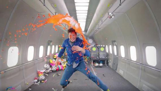 فيديو طريف.. اعضاء فريق Ok Go  يسيرون في الجو وسط انعدام الجاذبية صورة رقم 4
