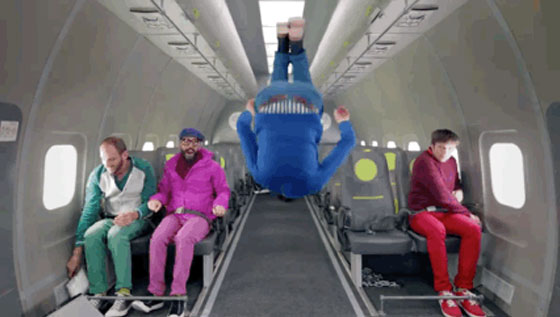 فيديو طريف.. اعضاء فريق Ok Go  يسيرون في الجو وسط انعدام الجاذبية صورة رقم 6