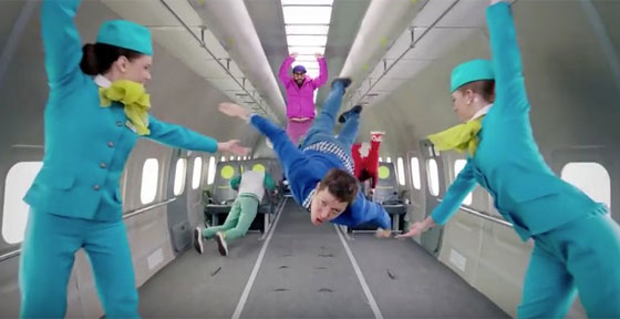 فيديو طريف.. اعضاء فريق Ok Go  يسيرون في الجو وسط انعدام الجاذبية صورة رقم 3