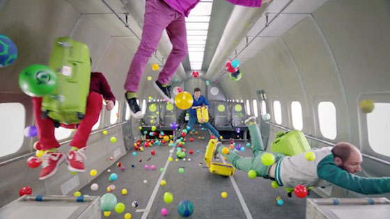 فيديو طريف.. اعضاء فريق Ok Go  يسيرون في الجو وسط انعدام الجاذبية صورة رقم 5