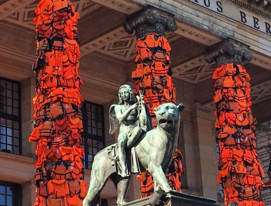 ماساة اللاجئين السورين تطال اعمدة برلين في عمل فني معبّر صورة رقم 2