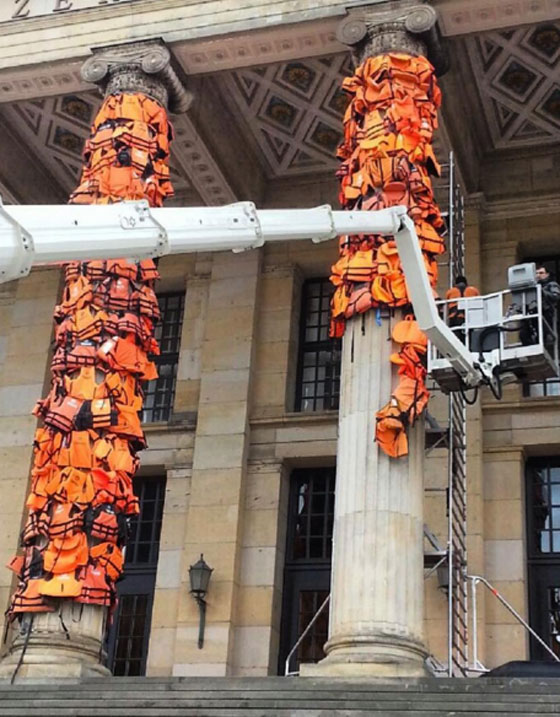 ماساة اللاجئين السورين تطال اعمدة برلين في عمل فني معبّر صورة رقم 3