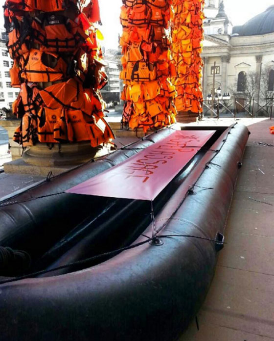 ماساة اللاجئين السورين تطال اعمدة برلين في عمل فني معبّر صورة رقم 4