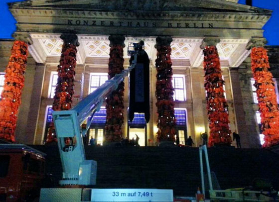 ماساة اللاجئين السورين تطال اعمدة برلين في عمل فني معبّر صورة رقم 5