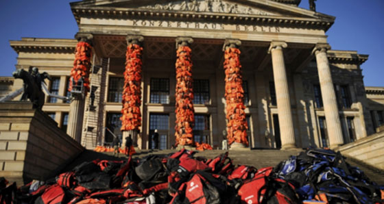 ماساة اللاجئين السورين تطال اعمدة برلين في عمل فني معبّر صورة رقم 1