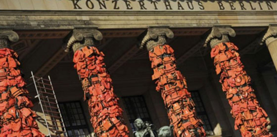 ماساة اللاجئين السورين تطال اعمدة برلين في عمل فني معبّر صورة رقم 8