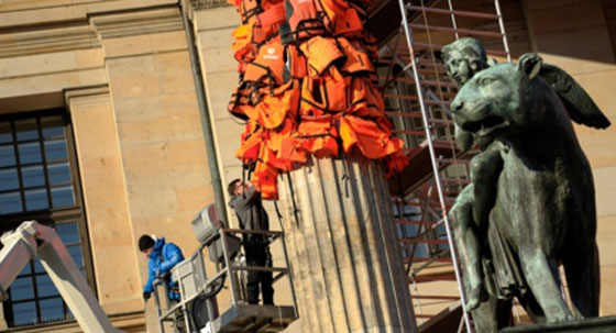 ماساة اللاجئين السورين تطال اعمدة برلين في عمل فني معبّر صورة رقم 6