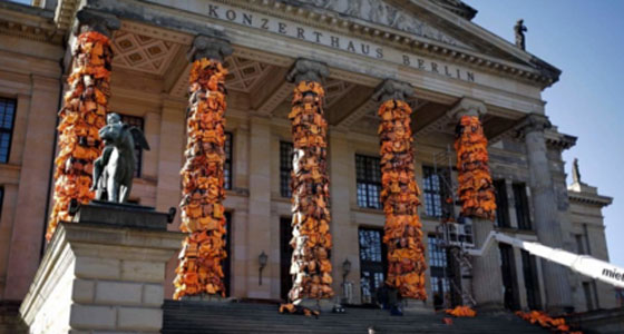 ماساة اللاجئين السورين تطال اعمدة برلين في عمل فني معبّر صورة رقم 10