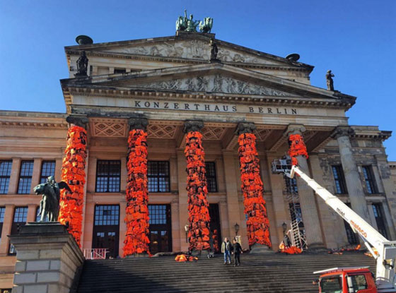 ماساة اللاجئين السورين تطال اعمدة برلين في عمل فني معبّر صورة رقم 9