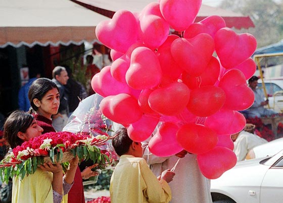 احتفلوا به في الماضي.. عيد الحب في باكستان معصية ومهرجان للفاحشة صورة رقم 3