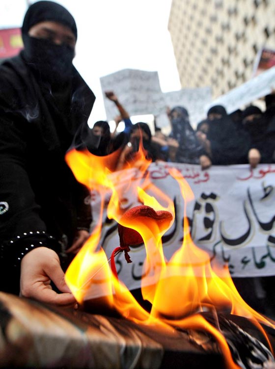 احتفلوا به في الماضي.. عيد الحب في باكستان معصية ومهرجان للفاحشة صورة رقم 6