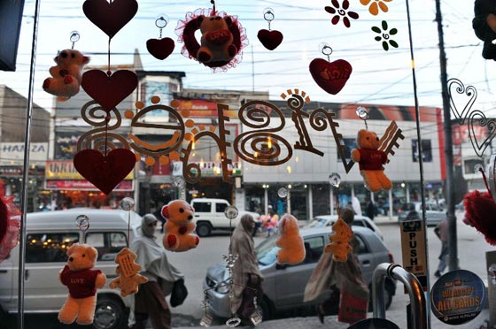 احتفلوا به في الماضي.. عيد الحب في باكستان معصية ومهرجان للفاحشة صورة رقم 7