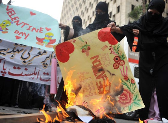 احتفلوا به في الماضي.. عيد الحب في باكستان معصية ومهرجان للفاحشة صورة رقم 8